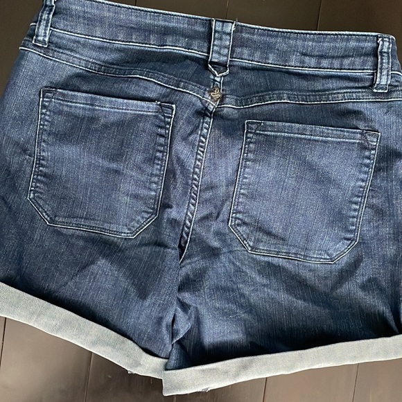 PRANA- stretchy dark denim shorts (28) - Picture 4 of 5